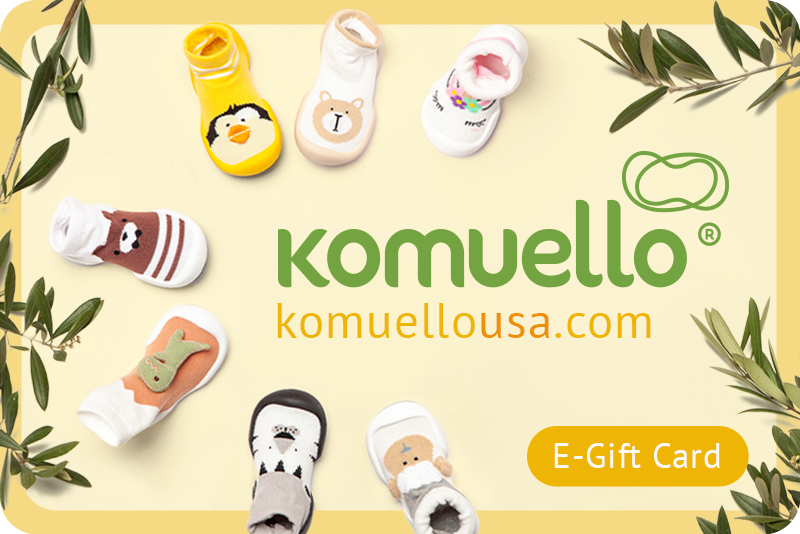An e-gift card for komuellousa.com surrounded by baby socks.